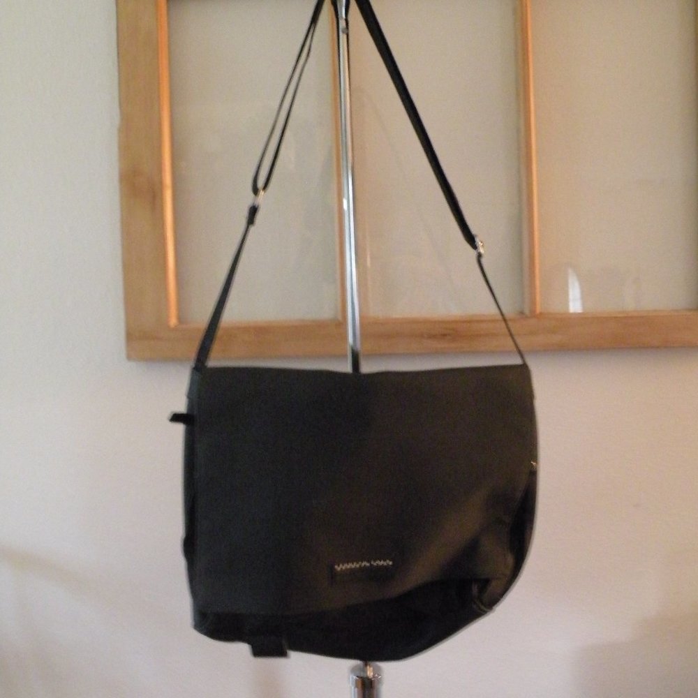Kenneth Cole Reactions  messenger  bag NWOT